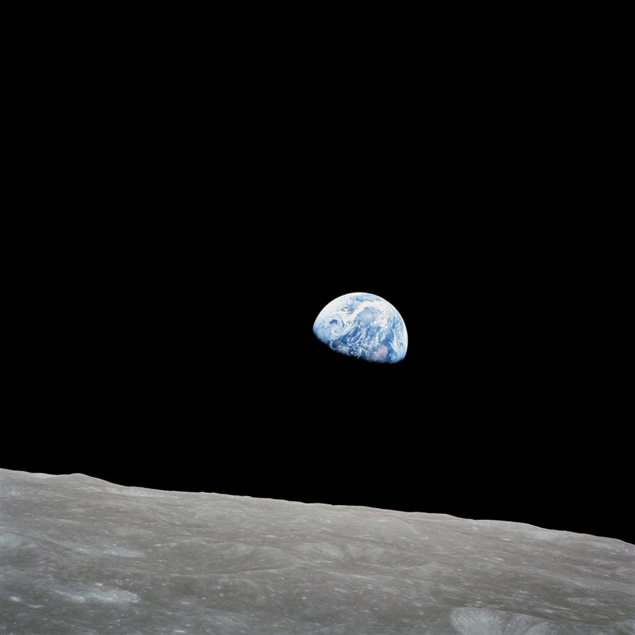 Земля над серым лунным горизонтом — снимок Apollo 8